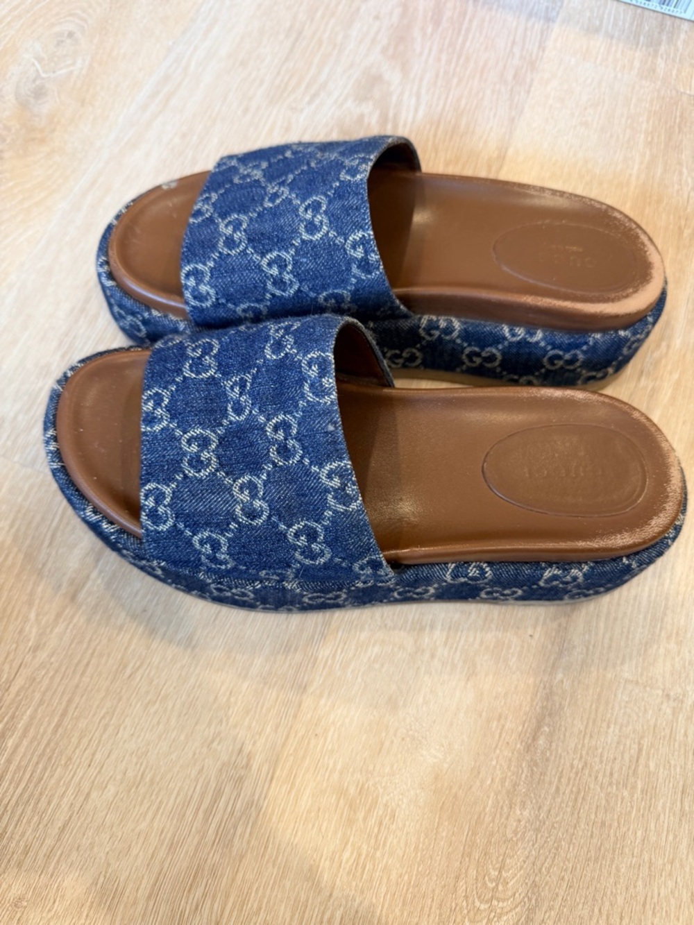 Gucci woman Denim Logo Slide Sandals in Blue and Brown - Picture 3 of 6